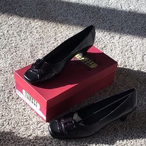New Vaneli Black heal Classic Slip-On patent leather shoes